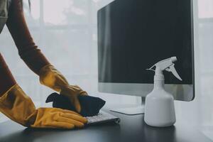 Büro Reinigung Service. Hausmeister Sprühen Schreibtisch. Arbeitsplatz Hygiene foto