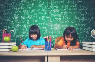 zwei Mädchen mit Buntstiftzeichnung im Unterricht im Klassenzimmer
