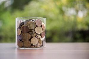 Geld sparen für Anlagekonzeptmünze im Glas foto