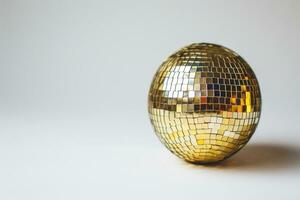 ai generiert golden Disko Ball mit Reflexionen auf ein Licht Hintergrund mit Kopieren Raum. Ideal zum Themen verbunden zu tanzen, Party, und Feierlichkeiten foto