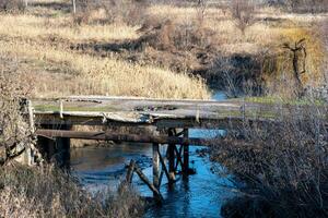 zerstört Brücke über das Fluss im Ukraine foto