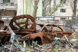 beschädigt und geplündert Autos im ein Stadt im Ukraine während das Krieg foto