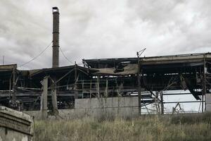 zerstört Gebäude von das Werkstatt von das azovstal Pflanze im Mariupol Ukraine foto