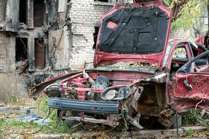 beschädigt und geplündert Autos im ein Stadt im Ukraine während das Krieg foto