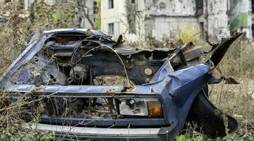 beschädigt und geplündert Autos im ein Stadt im Ukraine während das Krieg mit Russland foto