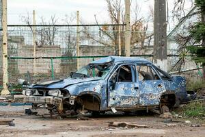 verbrannt Auto und zerstört Gebäude von das Werkstatt von das azovstal Pflanze im Mariupol foto