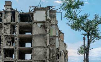 zerstört und verbrannt Häuser im das Stadt im Ukraine Krieg foto