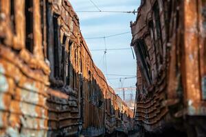 beschädigt und verbrannt Züge im Ukraine foto