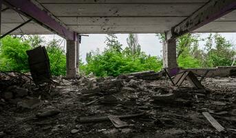 Innerhalb ein zerstört Schule im Ukraine foto