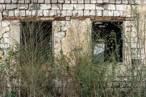 leeren Fenster von ein beschädigt Haus im Ukraine foto