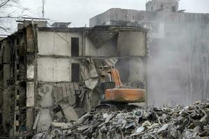 Abriss von zerstört und verbrannt Häuser im Ukraine während das Krieg foto