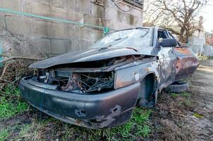 beschädigt und geplündert Autos im ein Stadt im Ukraine während das Krieg foto