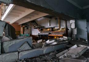 Innerhalb ein zerstört Schule im Ukraine foto