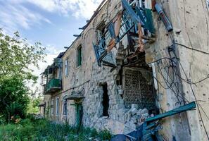 zerstört und verbrannt Häuser im das Stadt Russland Ukraine Krieg foto