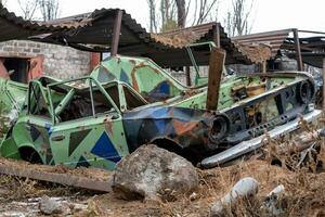 beschädigt und geplündert Autos im ein Stadt im Ukraine während das Krieg foto