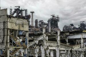 zerstört Gebäude von das Werkstatt von das azovstal Pflanze im Mariupol Ukraine foto