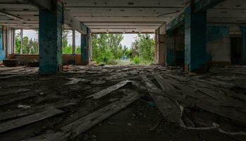 Innerhalb ein zerstört Schule im Ukraine foto