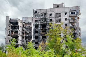 zerstört und verbrannt Häuser im das Stadt während das Krieg im Ukraine foto