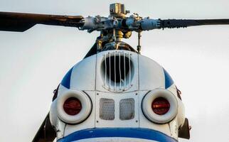 Cockpit von ein alt Weiß Hubschrauber mit Propeller Klingen foto