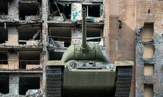 Militär- Panzer auf ein Stadt Straße im Ukraine foto