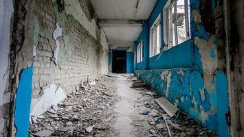 Innerhalb ein zerstört Schule im Ukraine foto
