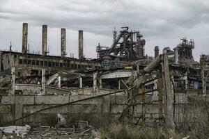 zerstört Gebäude von das Werkstatt von das azovstal Pflanze im Mariupol Ukraine foto