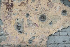 explosionsgeschädigt Mauer von das Haus von das Krieg im Ukraine foto