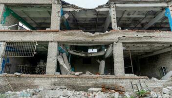 zerstört Schule Gebäude im Ukraine foto