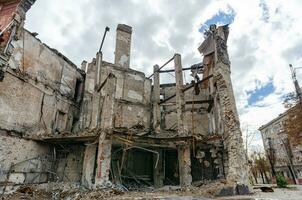 zerstört und verbrannt Häuser im das Stadt während das Krieg im Ukraine foto