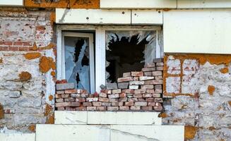 leeren Fenster von ein beschädigt Haus im Ukraine foto