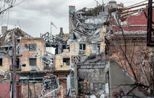 Straße von das beschädigt Stadt ohne Menschen im Ukraine foto