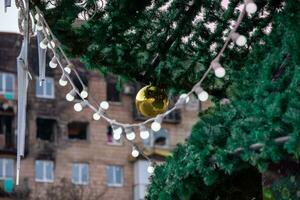 Weihnachten Baum mit Spielzeuge in der Nähe von das Haus im das ruiniert Stadt im Ukraine foto