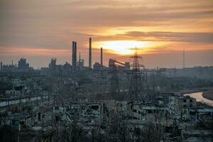 zerstört Gebäude von das Werkstatt von das azovstal Pflanze im Mariupol Ukraine foto