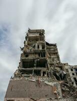 zerstört und verbrannt Häuser im das Stadt während das Krieg im Ukraine foto