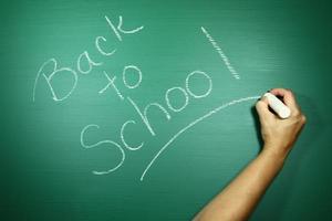 grünes Hintergrundbild mit dem Thema "Zurück zur Schule"