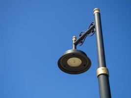 schwarz Laterne gegen das Blau Himmel. interessant Lampe Design. Straße Beleuchtung. foto