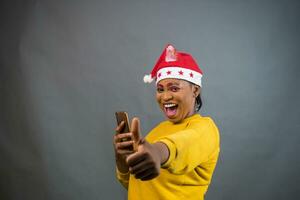 aufgeregt Dame auf Weihnachten Hut Gefühl aufgeregt Über Was sie sah auf ihr Telefon foto