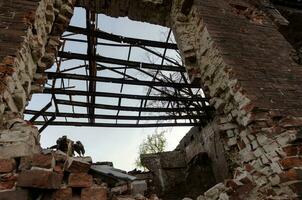 Innerhalb ein beschädigt Haus im Ukraine foto