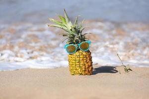 urkomische Ananas mit Persönlichkeit im Ozean in Maui foto