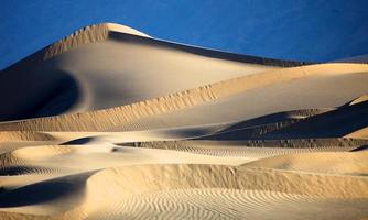 wunderschöne Sanddünenformationen im Death Valley Kalifornien foto