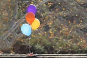 Ballons im Freien bei einer Feier mit Kopienraum foto