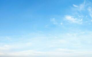 Luft Wolken im das Blau Himmel Hintergrund foto