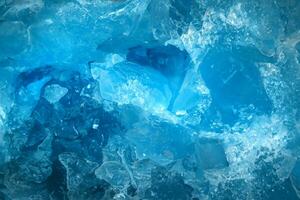 Stücke von zerquetscht Blau Eis Glas Risse Hintergrund Textur. Nahansicht gefroren Wasser foto