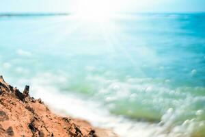 verwischen tropisch Strand mit Bokeh Sonne Licht Welle abstrakt Hintergrund. foto