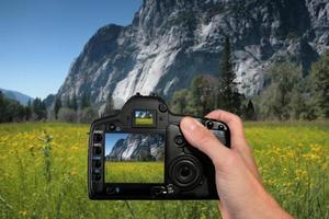 Tourist, der ein Landschaftsfoto macht foto