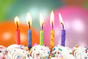 Feier mit Luftballons, Kerzen und Kuchen foto