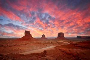 Monument Valley Landschaft mit den berühmten Navajo Buttes foto