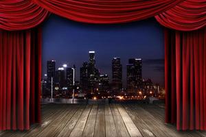 Vorhang auf der Theaterbühne mit einer nächtlichen Stadt im Hintergrund foto