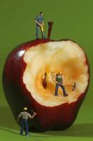 Bauarbeiter in Konzeptbildern mit einem Apfel