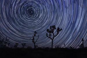 Sternspuren und Milchstraße im Joshua Tree National Park foto